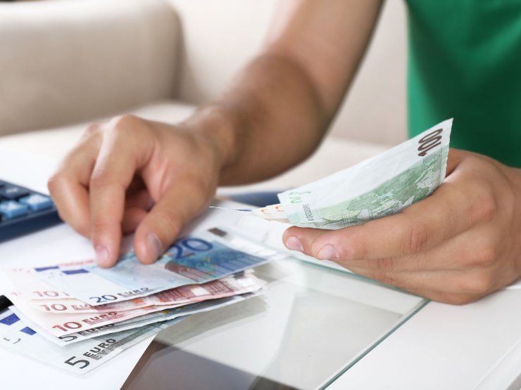 Uomo che conteggia i soldi in euro