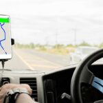 Automobile interno, cellulare con Google maps