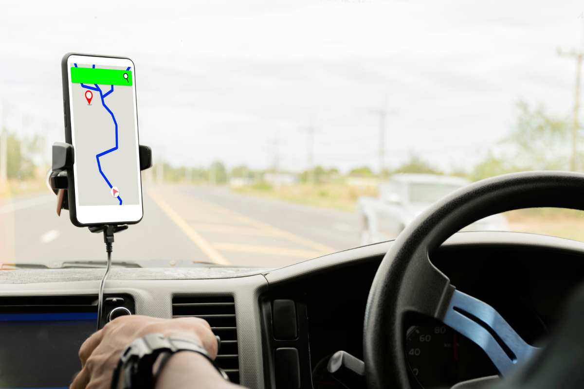 Automobile interno, cellulare con Google maps