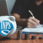 Uomo che scrive, monete e salvadanaio, con logo INPS