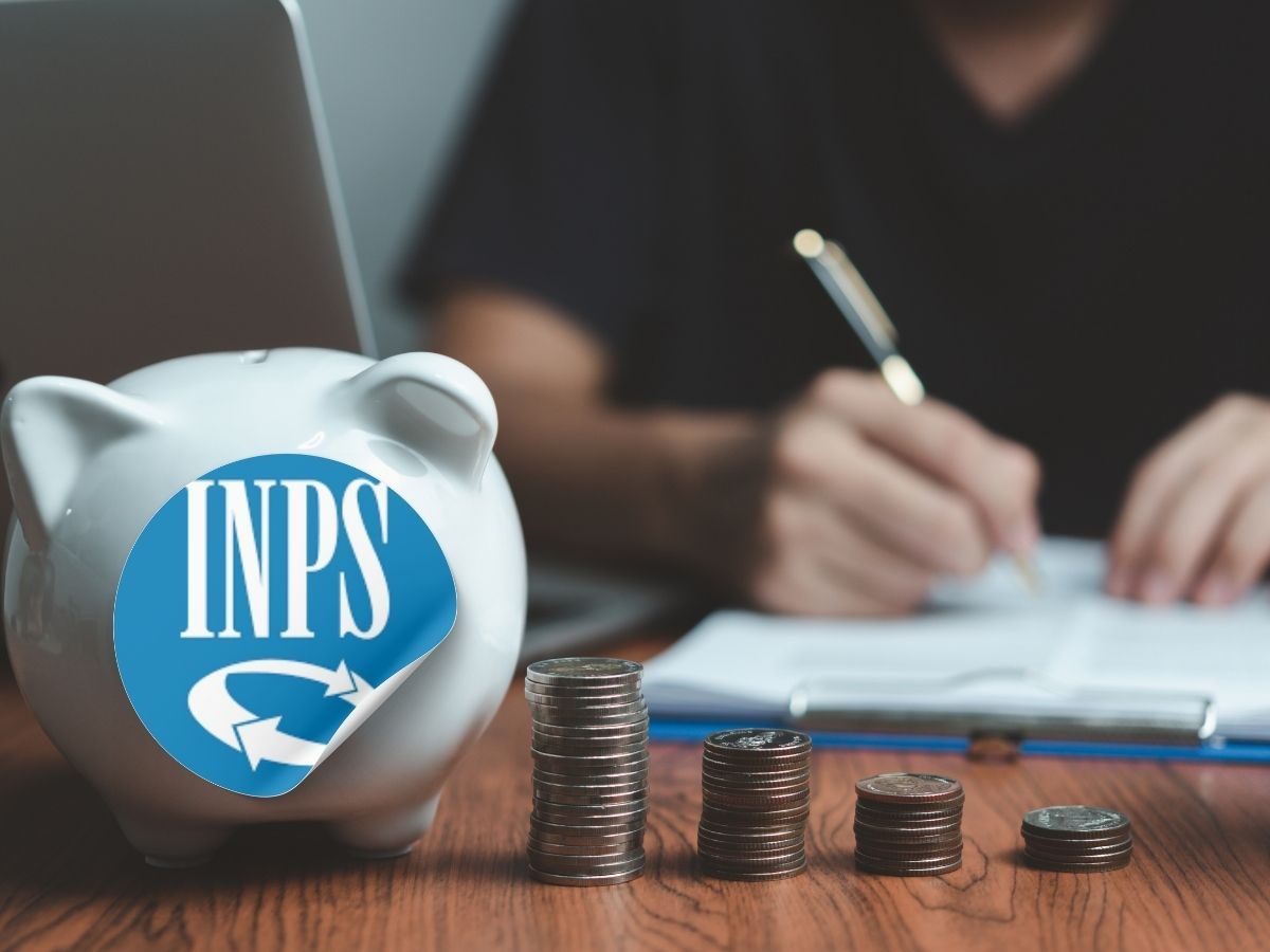 Uomo che scrive, monete e salvadanaio, con logo INPS