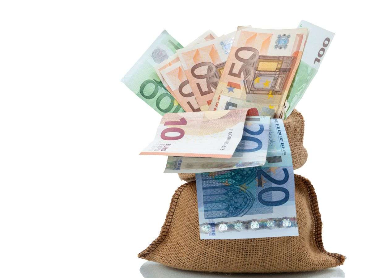 Sacco con soldi in euro