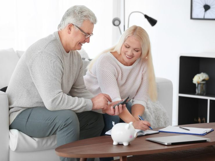 Pensionati felice che fanno i calcoli