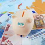 Porcellino a salvadanaio con su scritto BTP e sopra a soldi in euro