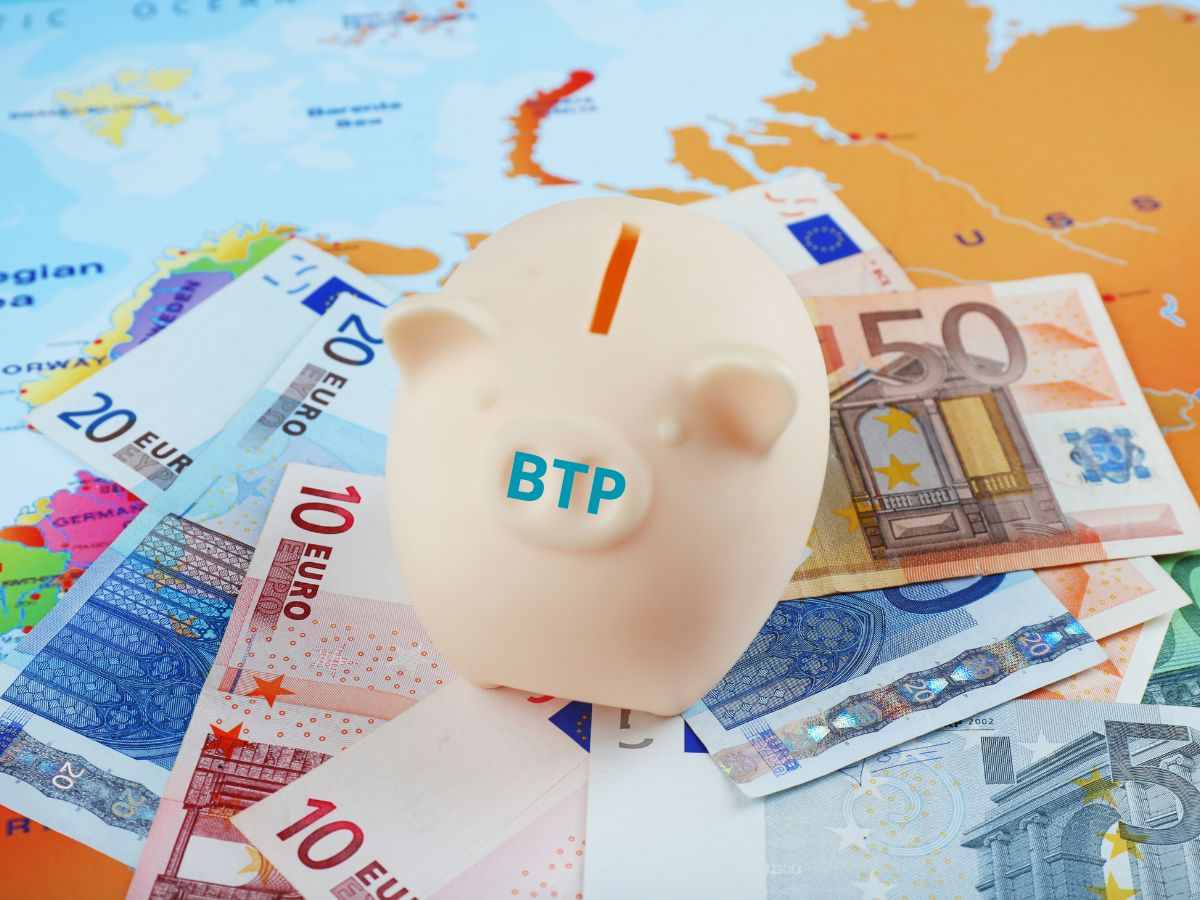 Porcellino a salvadanaio con su scritto BTP e sopra a soldi in euro