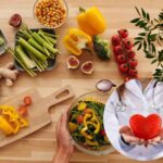 Alimenti vegetali e logo con cuore