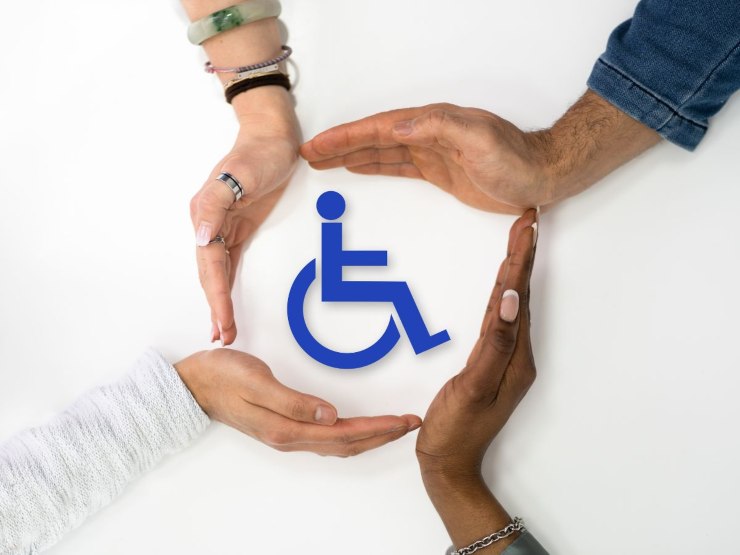 Mani che proteggono un logo con invalido in carrozzina - simbolo