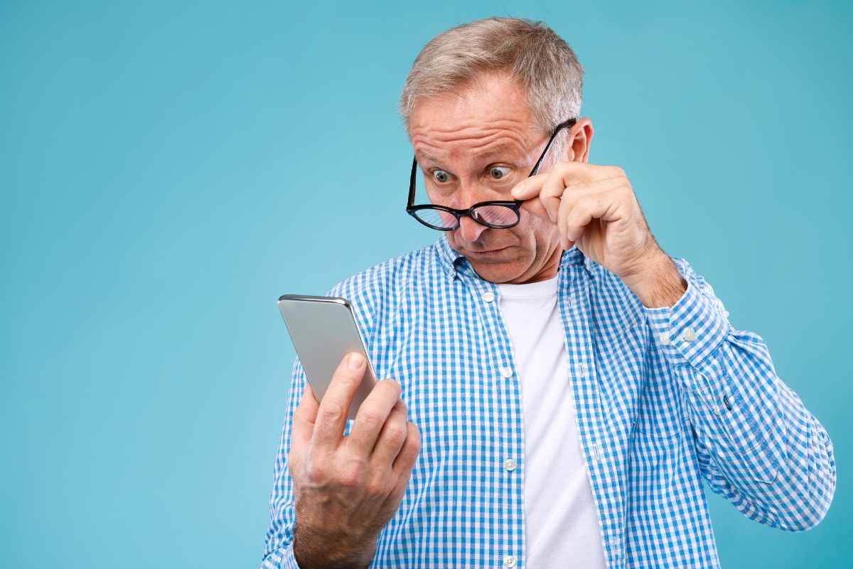 Persona al telefono