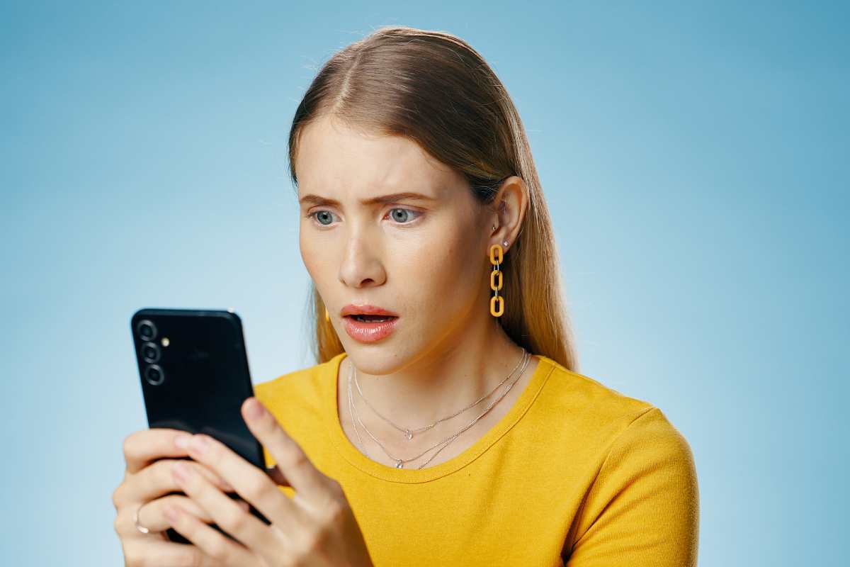 Donna saventata al telefono