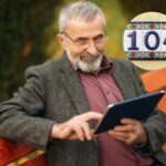 Uomo anziano che legge sul tablet e logo 104