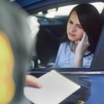 Donna disperata in auto