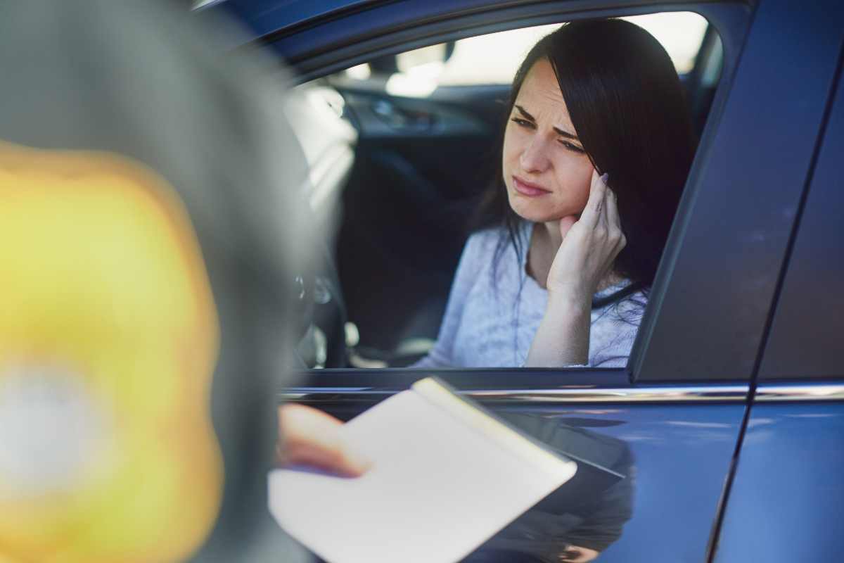 Donna disperata in auto