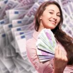 Donna con in mano un ventaglio di soldi