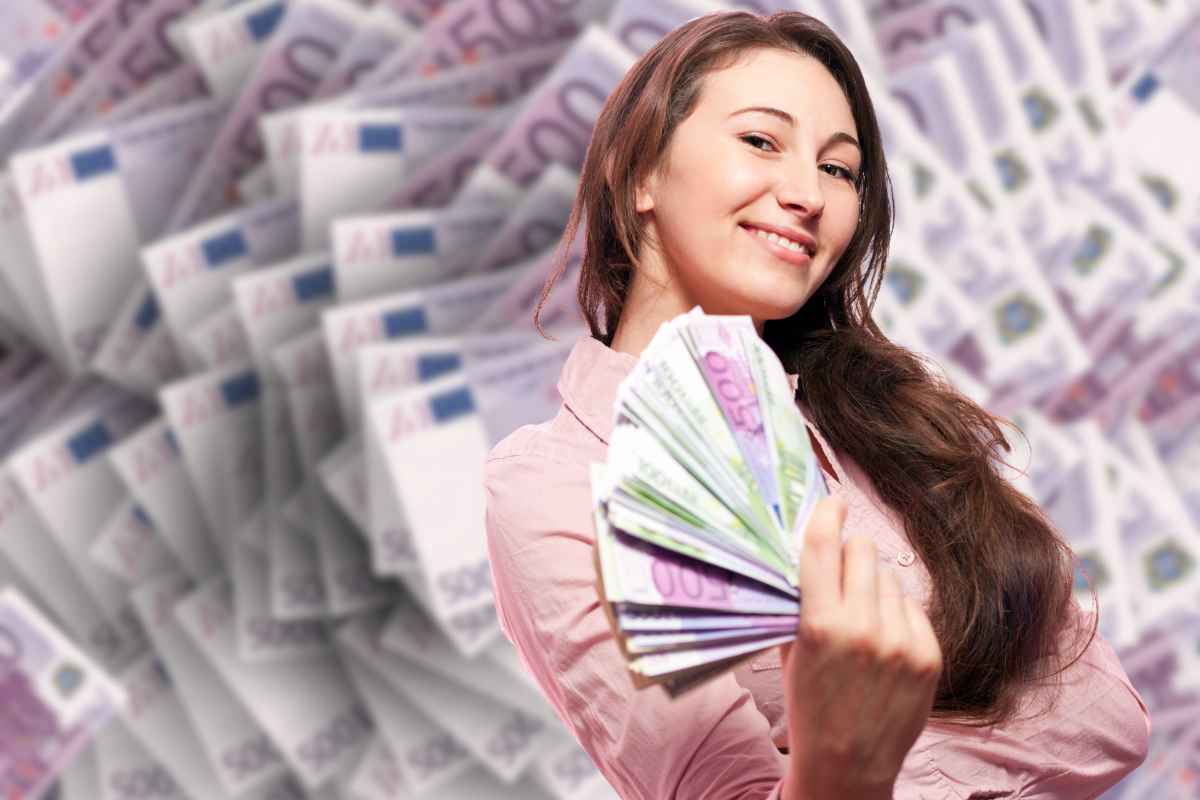 Donna con in mano un ventaglio di soldi