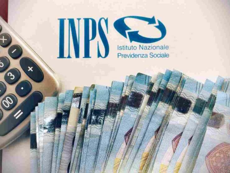 Soldi, calcolatrice e foglio con logo Inps