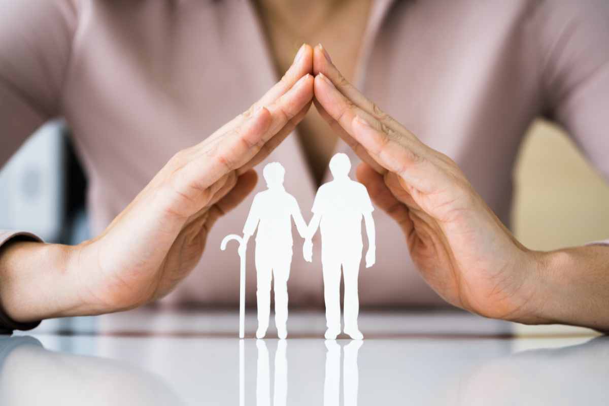 Mani a formare una casa sopra la sagoma di due persone