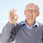 Persona anziana fa segno dell'ok