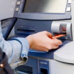 Persona al bancomat