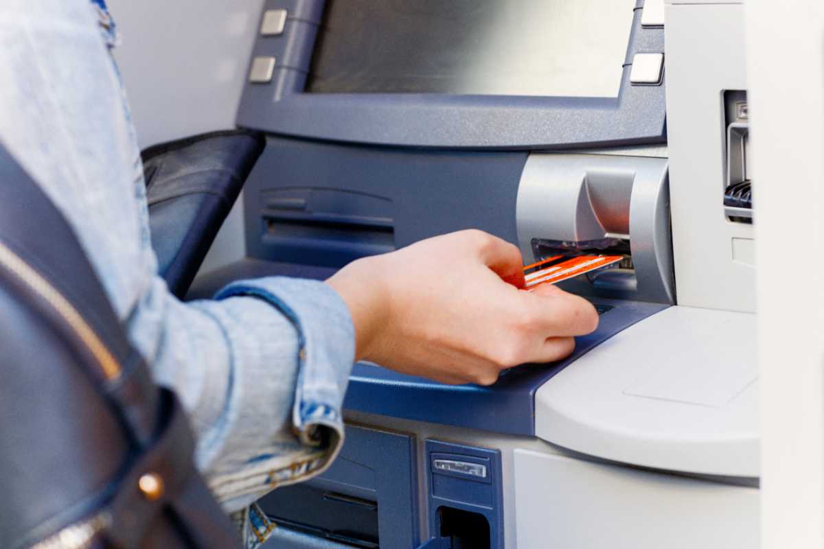 Persona al bancomat