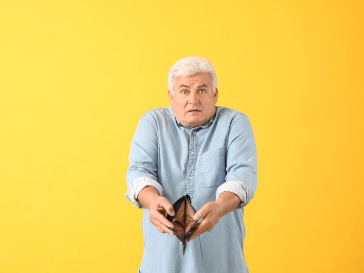 Uomo con portafoglio vuoto in mano
