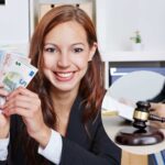 Donna con soldi e logo della legge