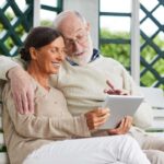 Persone che guardano il tablet