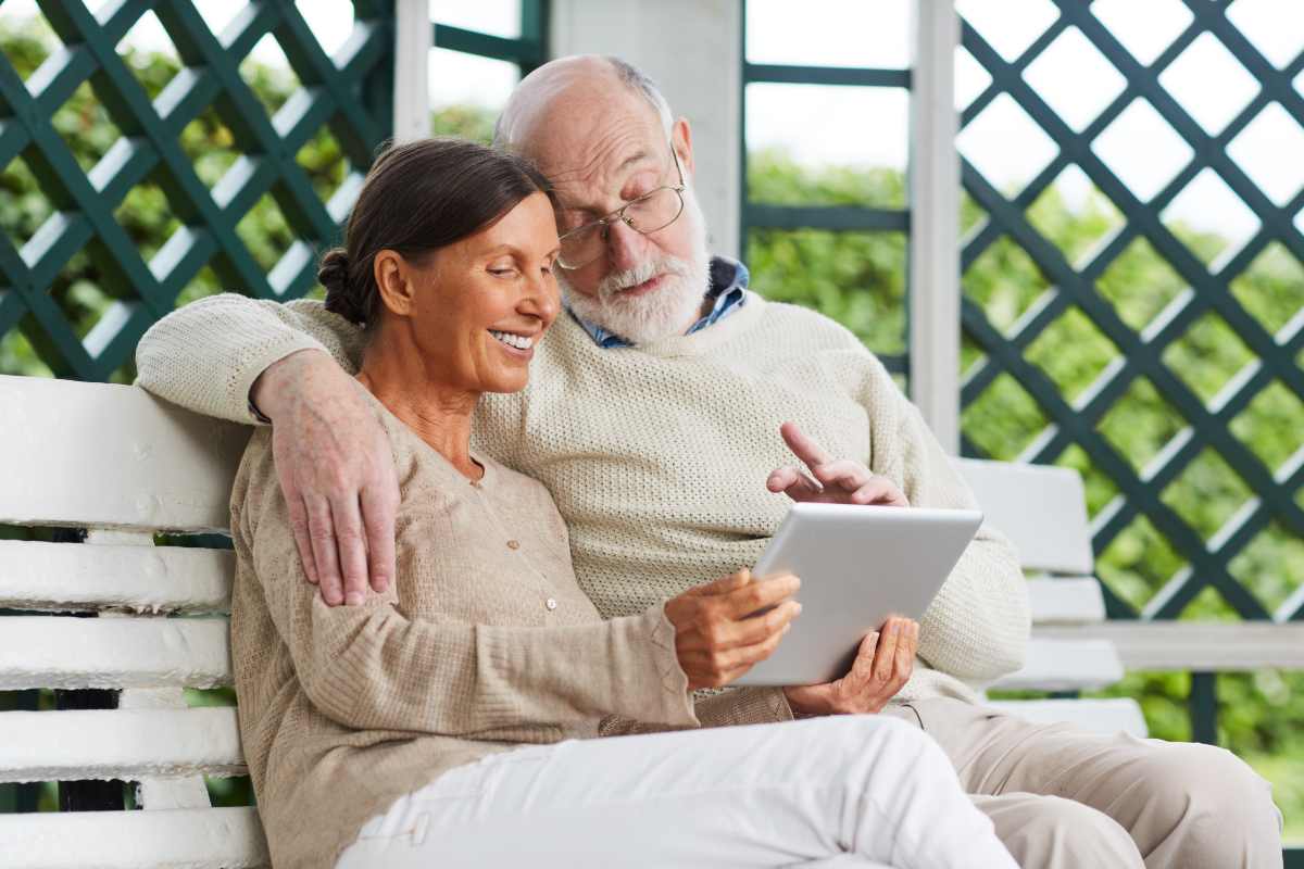Persone che guardano il tablet