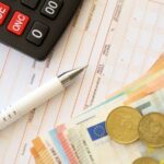 calcolatrice penna e soldi con una foglio di calcolo alla base