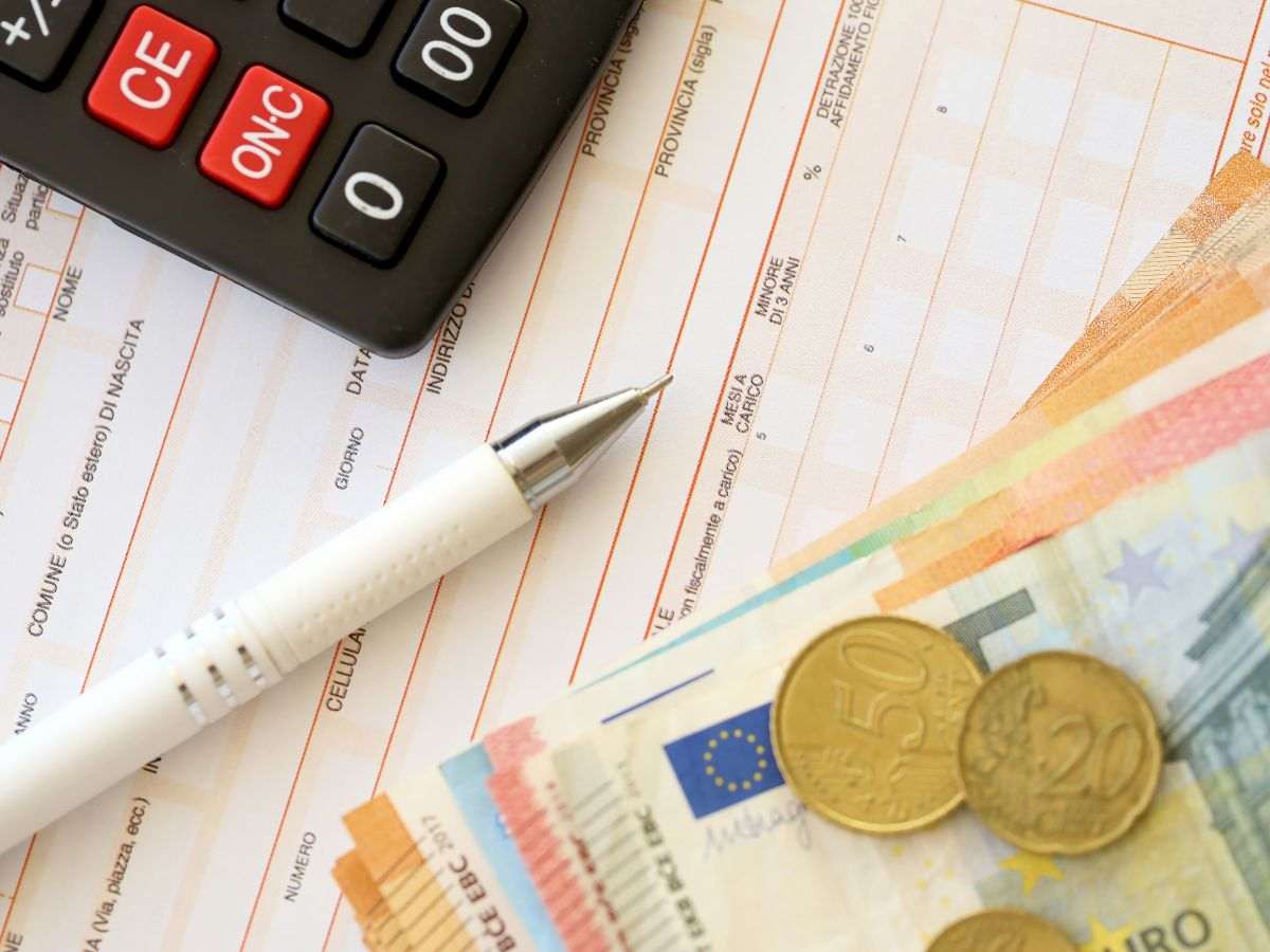 calcolatrice penna e soldi con una foglio di calcolo alla base