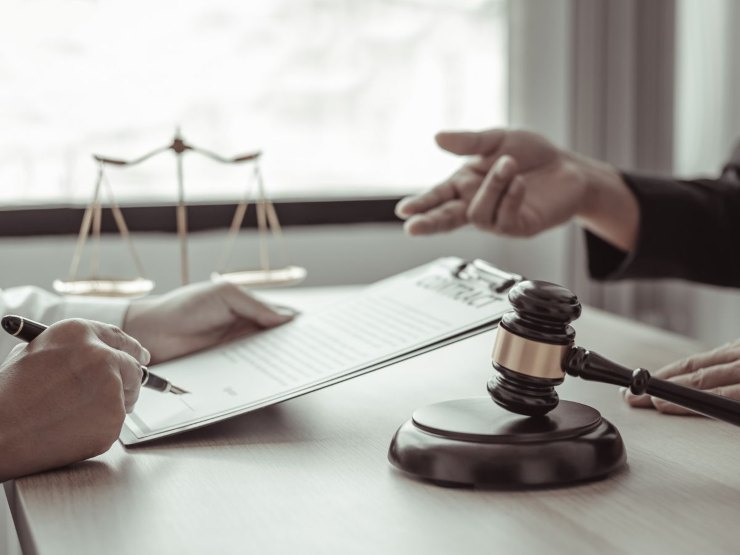 Legge e due persone che discutono su un contratto