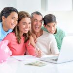 Famiglia felice al pc