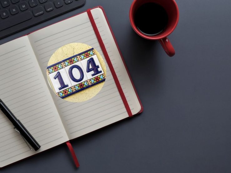 Agenda con logo 104 e tazza di caffè