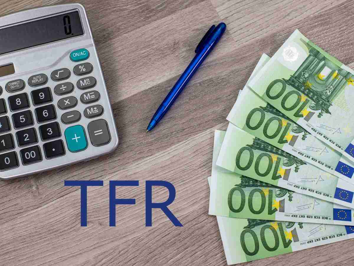 Calcolatrice, soldi, penna e TFR