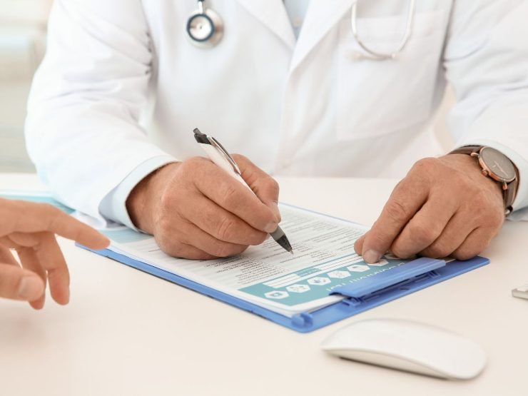 Medico che scrive il certificato