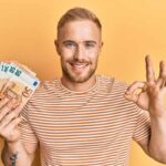 Ragazzo con banconote in mano