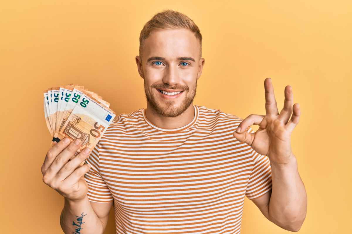 Ragazzo con banconote in mano