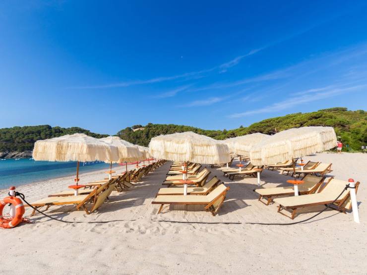 Spiaggia con lettini e ombrelloni