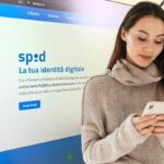 Donna con lo smartphone in mano