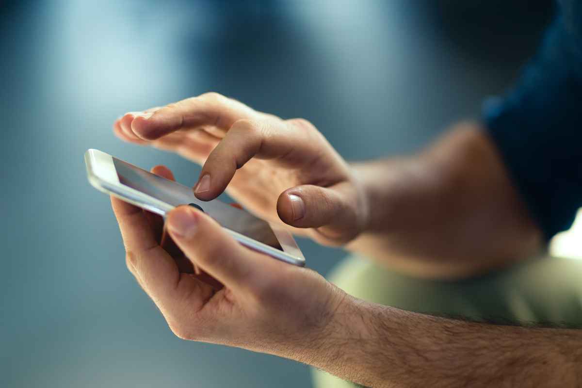 Persona con lo smartphone in mano
