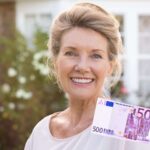 Donna sorridente e 500 €