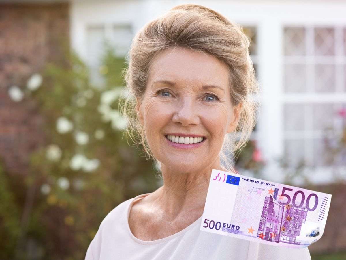 Donna sorridente e 500 €