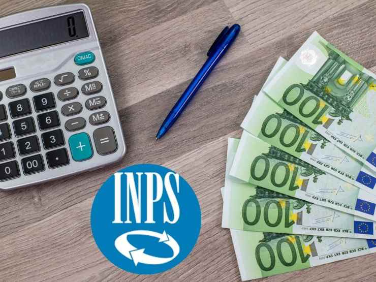 Soldi euro, una penna e una calcolatrice su un tavolo con il logo INPS