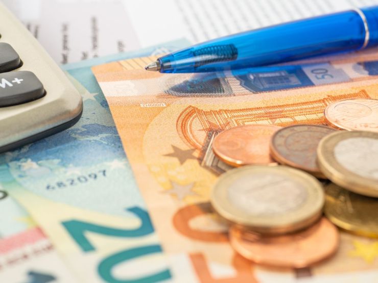 Calcolatrice soldi in euro e penna