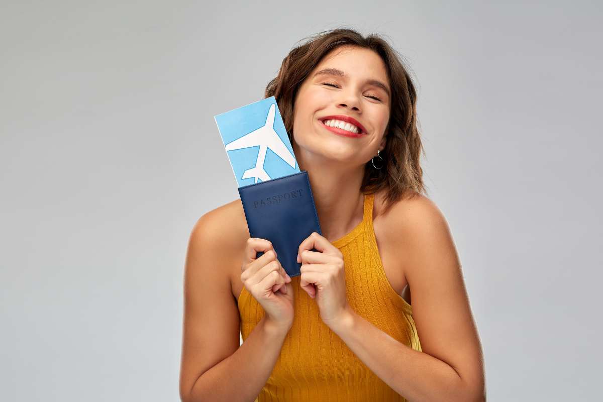 ragazza con il passaporto