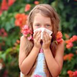 Bambina che si soffia il naso