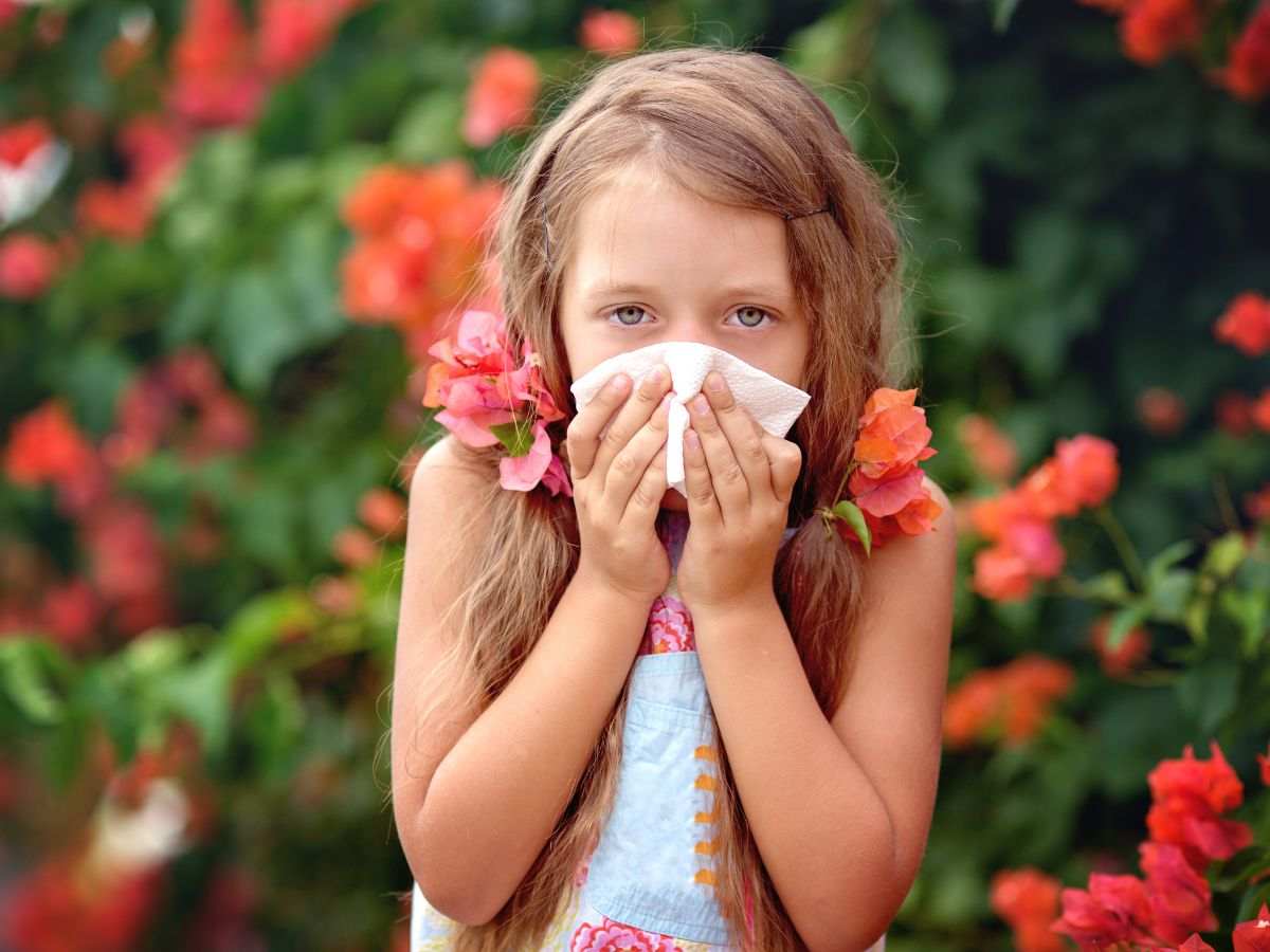 Bambina che si soffia il naso
