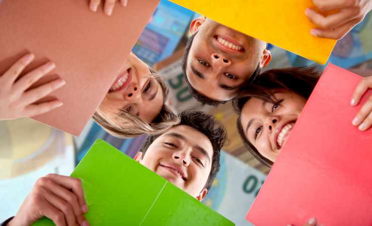 Ragazzi con i quaderni in mano