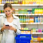 Donna al supermercato
