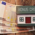 Modellino di casa con su scritto Bonus e s3 50 euro sotto il modellino