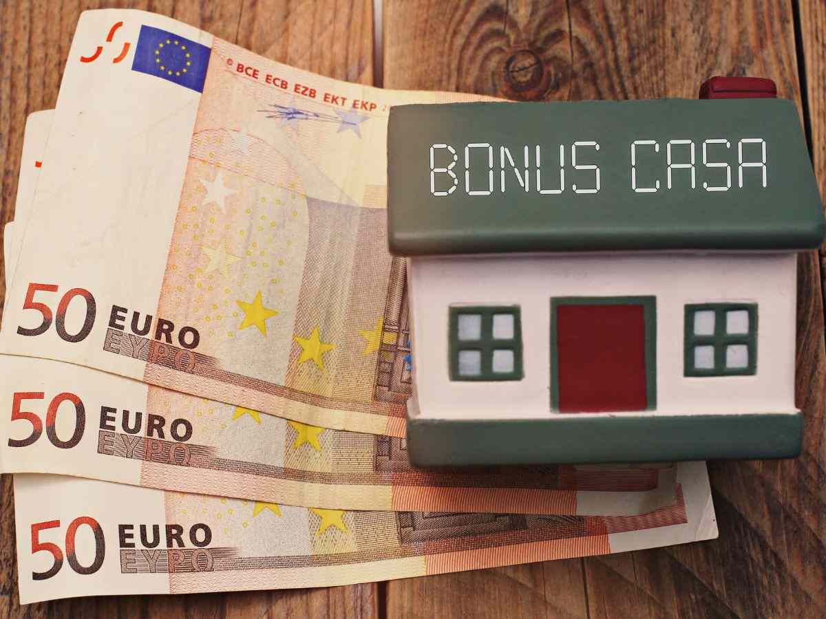 Modellino di casa con su scritto Bonus e s3 50 euro sotto il modellino